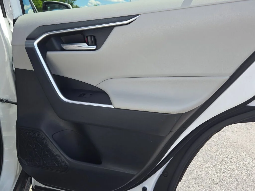 Used 2019 White Toyota XLE image 12