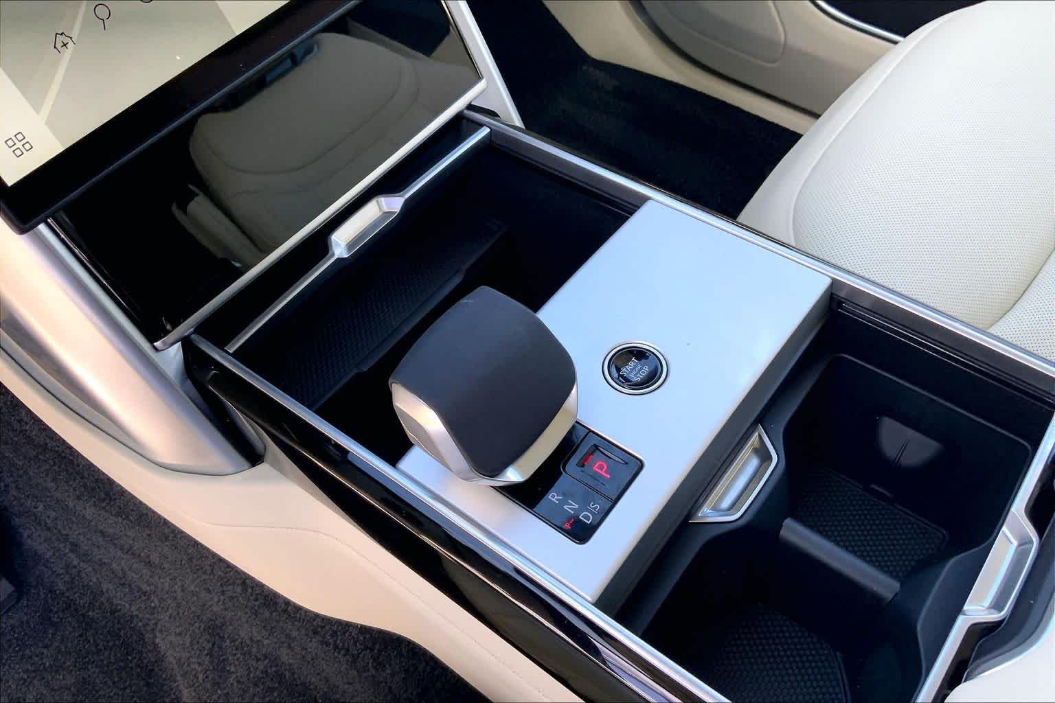 New 2026 Obsidian Black Satin Land Rover SE image 7