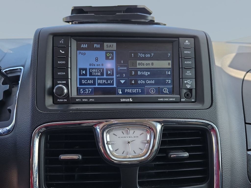 2011 Chrysler Town & Country Touring - Photo 22