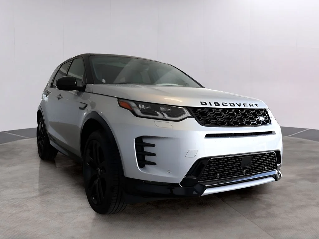 Certified Used 2025 Hakuba Silver Metallic Land Rover SE image 3