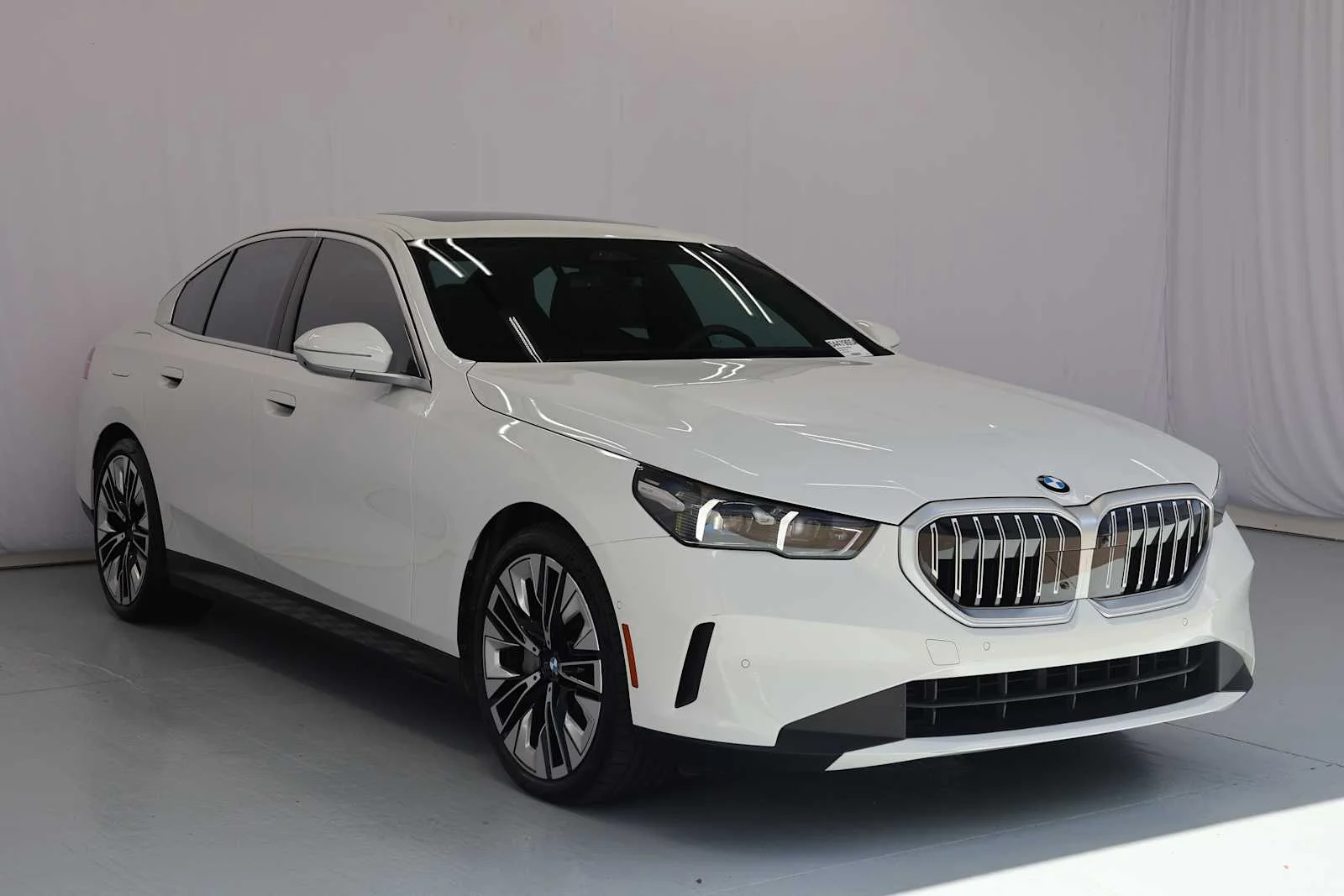 Used 2024 Alpine White BMW 540i xDrive image 4
