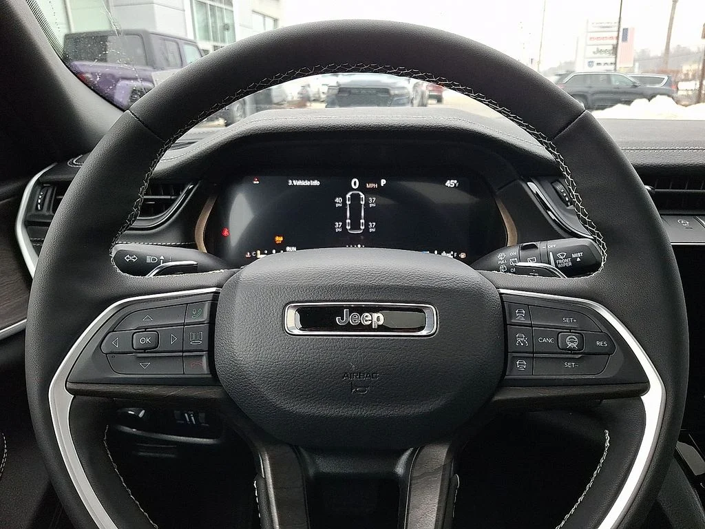 New 2026 Diamond Black Crystal Pearl-Coat Exterior Paint Jeep Altitude image 14