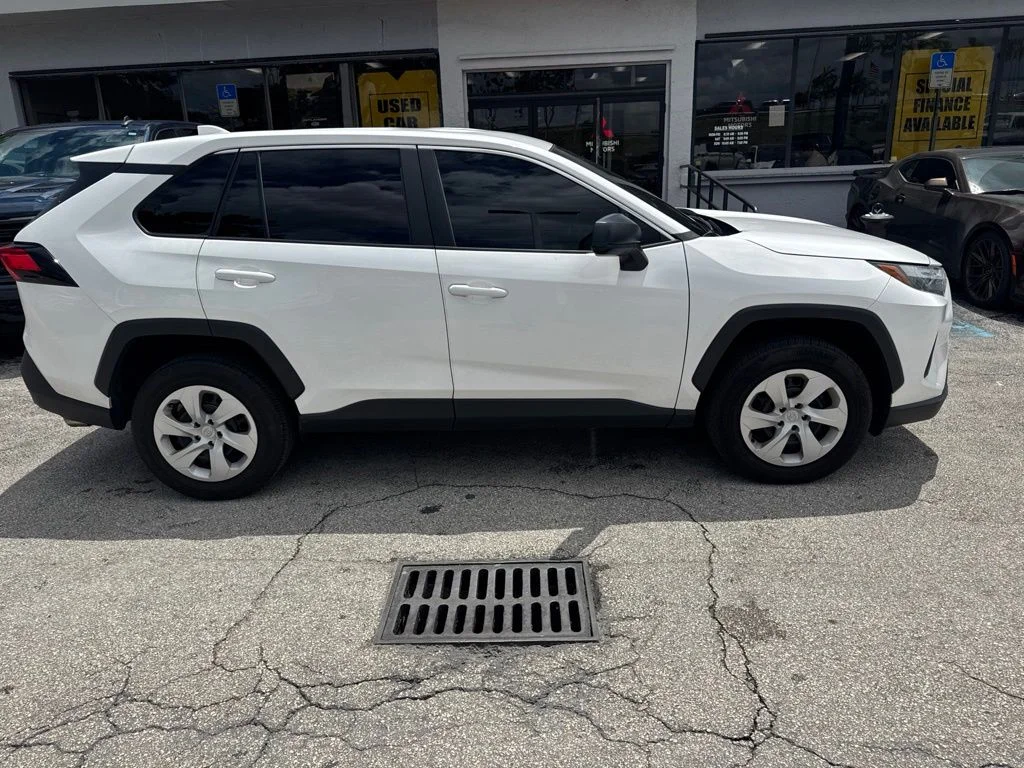 Used 2025 Ice Toyota LE image 5