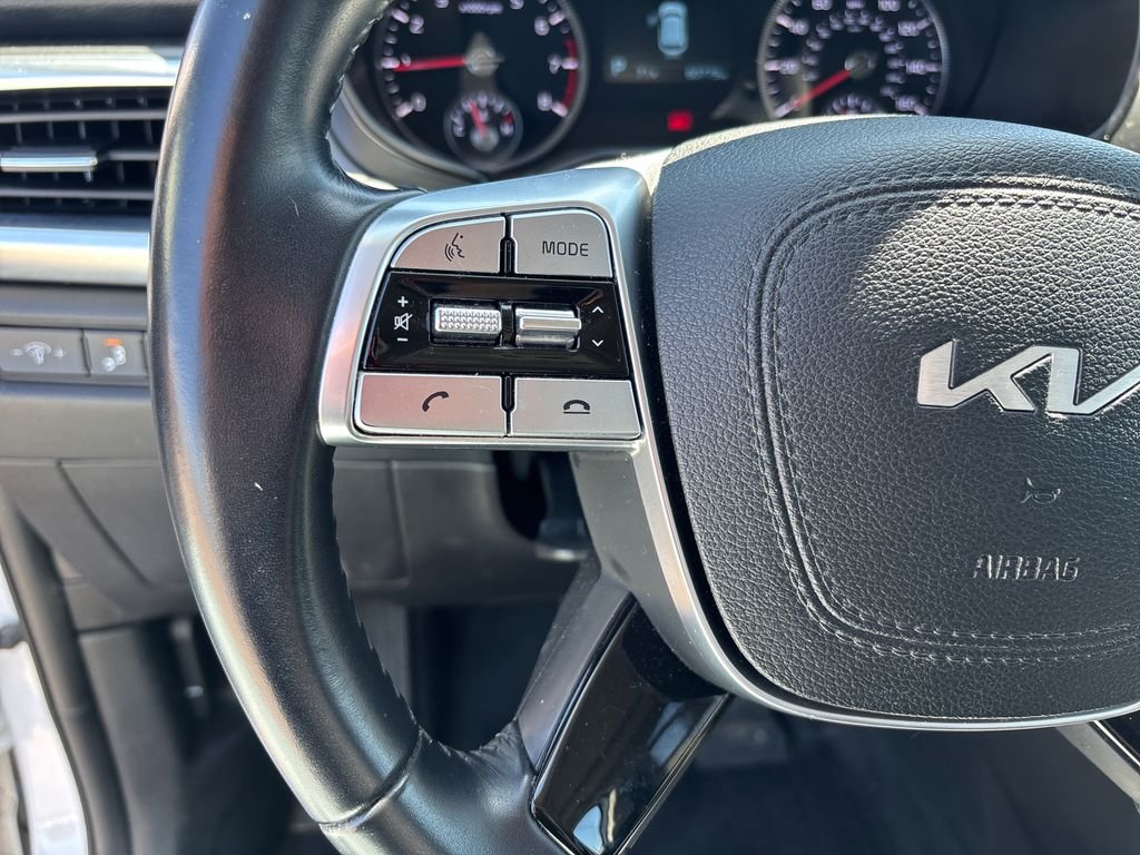 Used 2022 White Kia S image 27