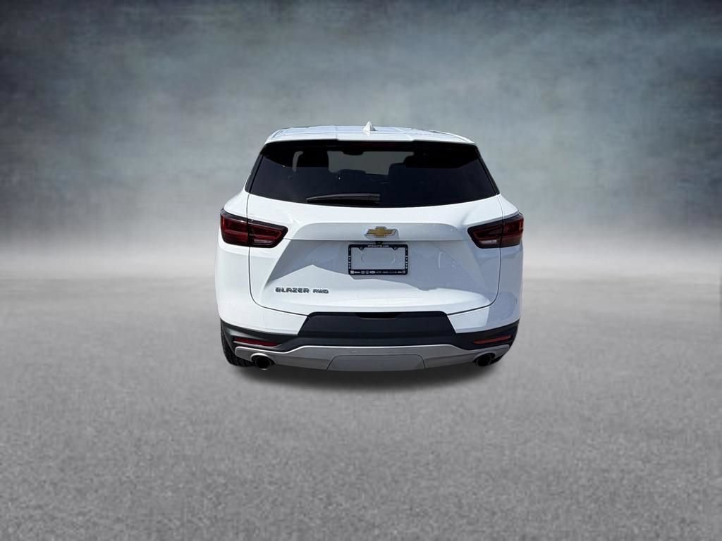 Used 2025 Summit White Chevrolet 2LT image 4