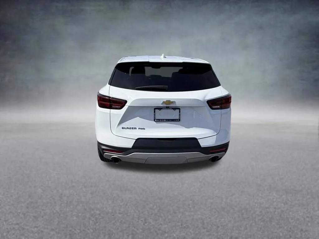 Used 2025 Summit White Chevrolet 2LT image 4