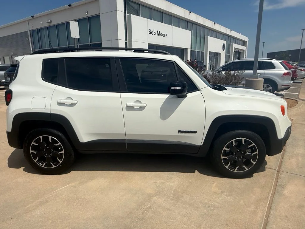 Used 2023 Alpine White Clearcoat Jeep Latitude image 2