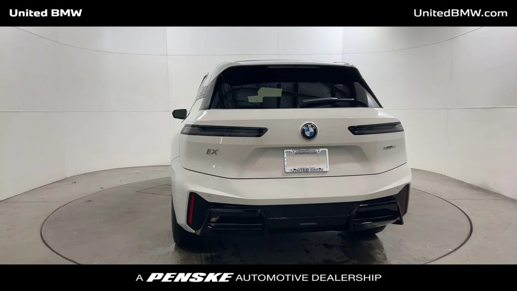 Used 2026 Alpine White BMW xDrive60 image 7