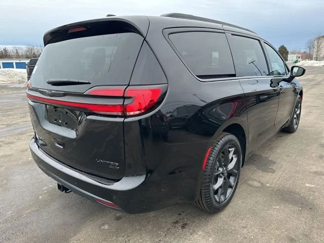 New 2026 Diamond Black Crystal Pearl-Coat Exterior Paint Chrysler Limited image 7