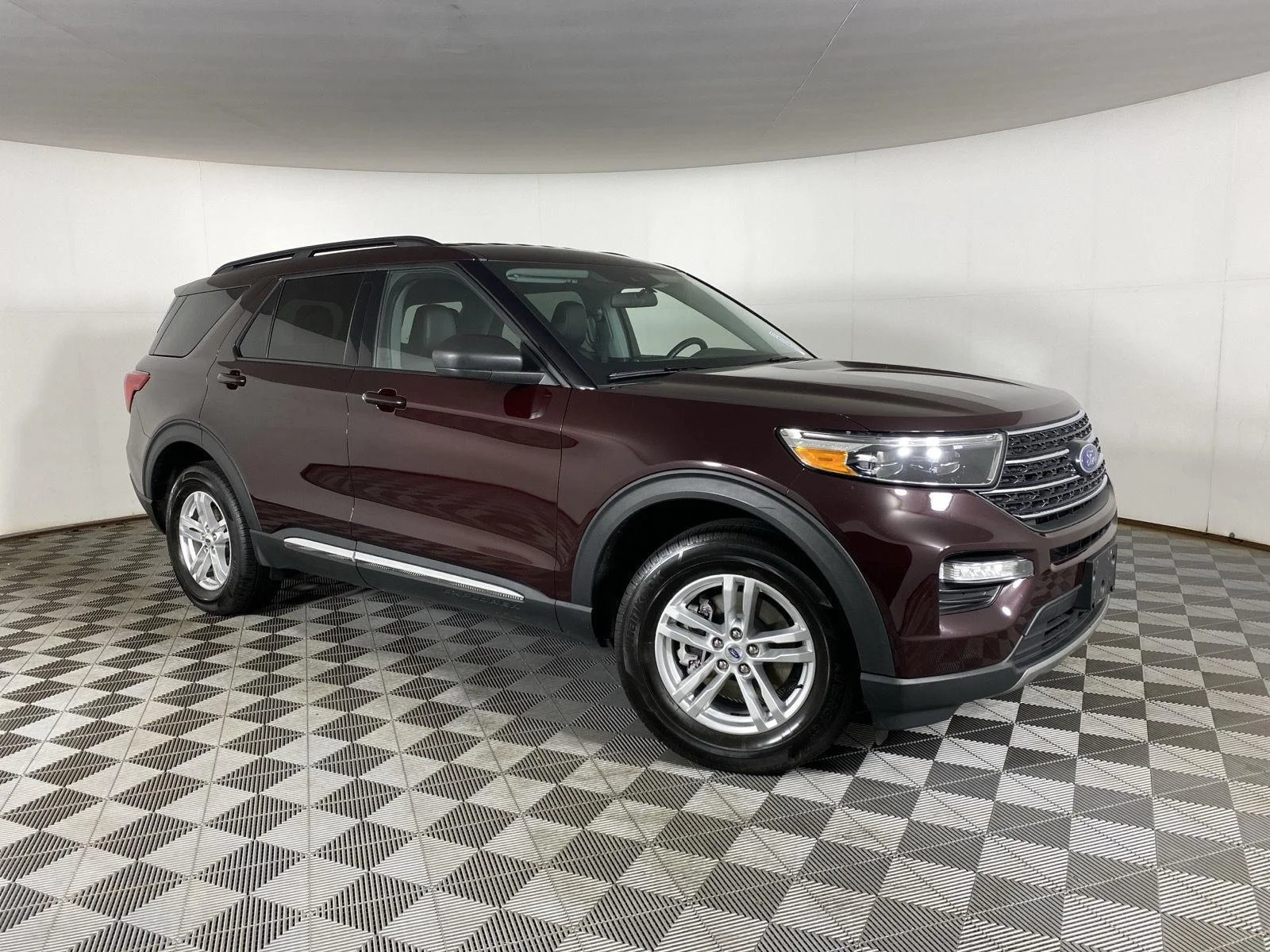 Used 2023 Jewel Red Metallic Ford XLT image 11