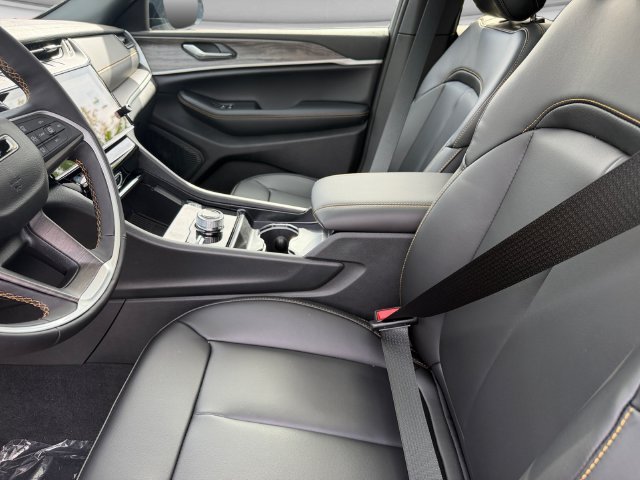 New 2026 Bright White Clear-Coat Exterior Paint Jeep  image 18