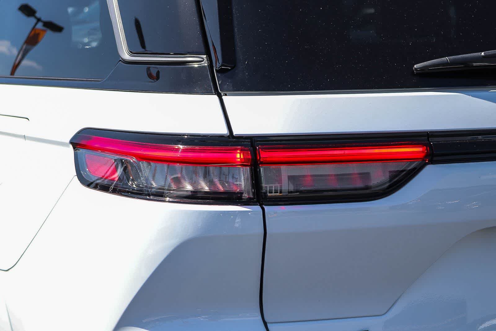 New 2026 Bright White Clear-Coat Exterior Paint Jeep Summit image 7