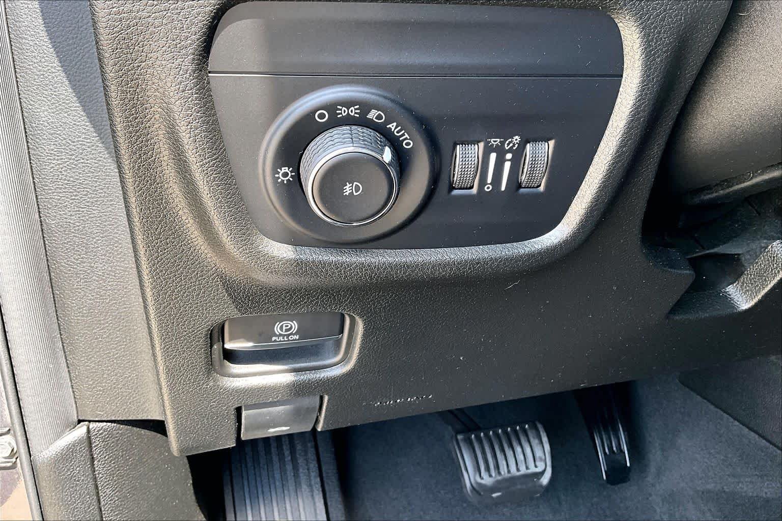 Used 2022 Baltic Gray Metallic Clearcoat Jeep Limited image 35