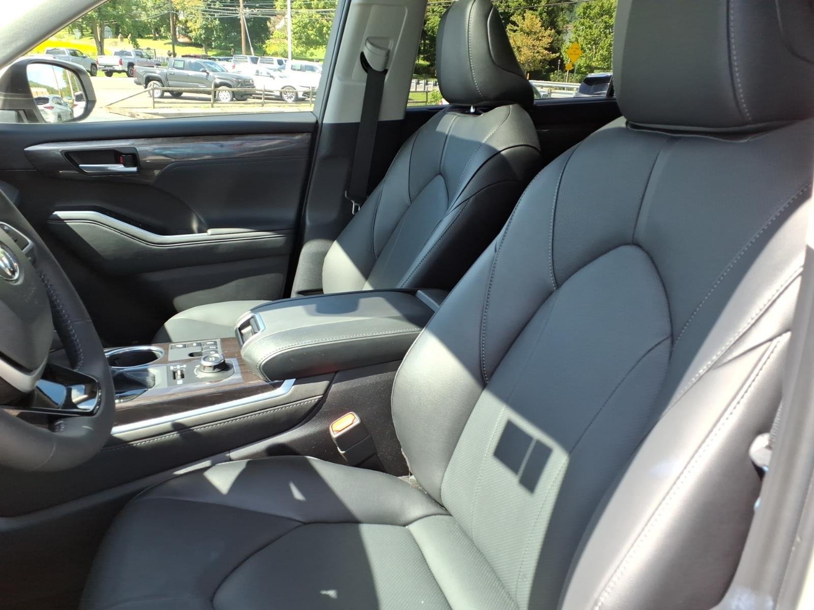 Used 2026 Wind Chill Pearl Toyota Limited image 9
