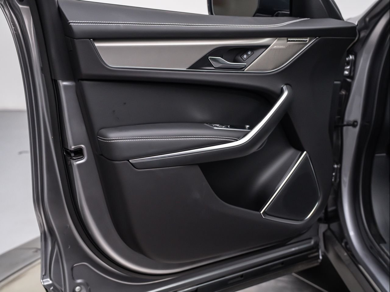 2025 Jaguar F-PACE R-Dynamic S - Photo 24
