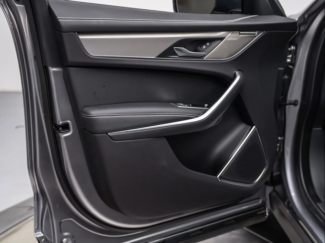 New 2025 Eiger Grey Jaguar R-Dynamic S P400 AWD Automatic image 24