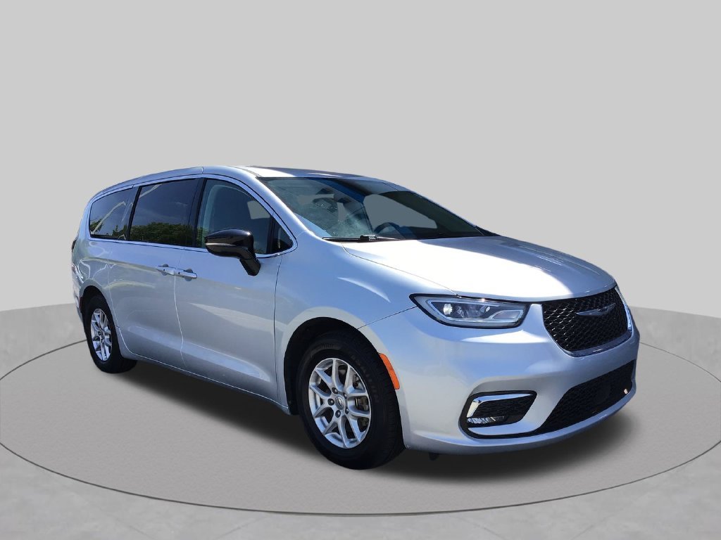 Used 2024 Silver Chrysler Touring L image 4