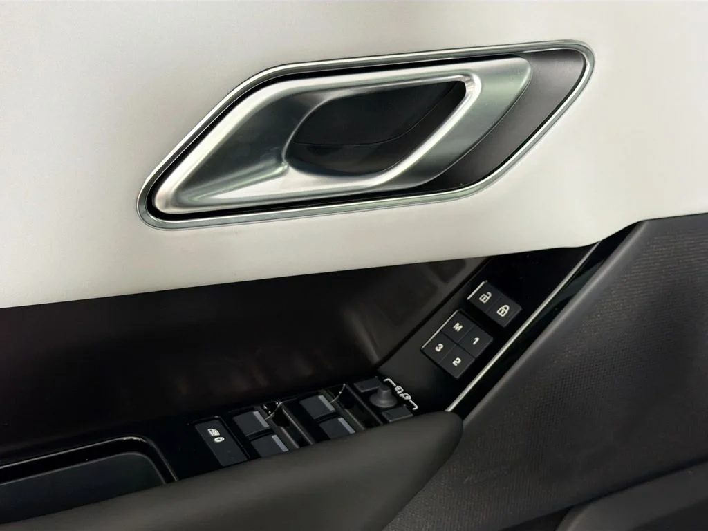 New 2026 Santorini Black Land Rover Belgravia Edition image 18