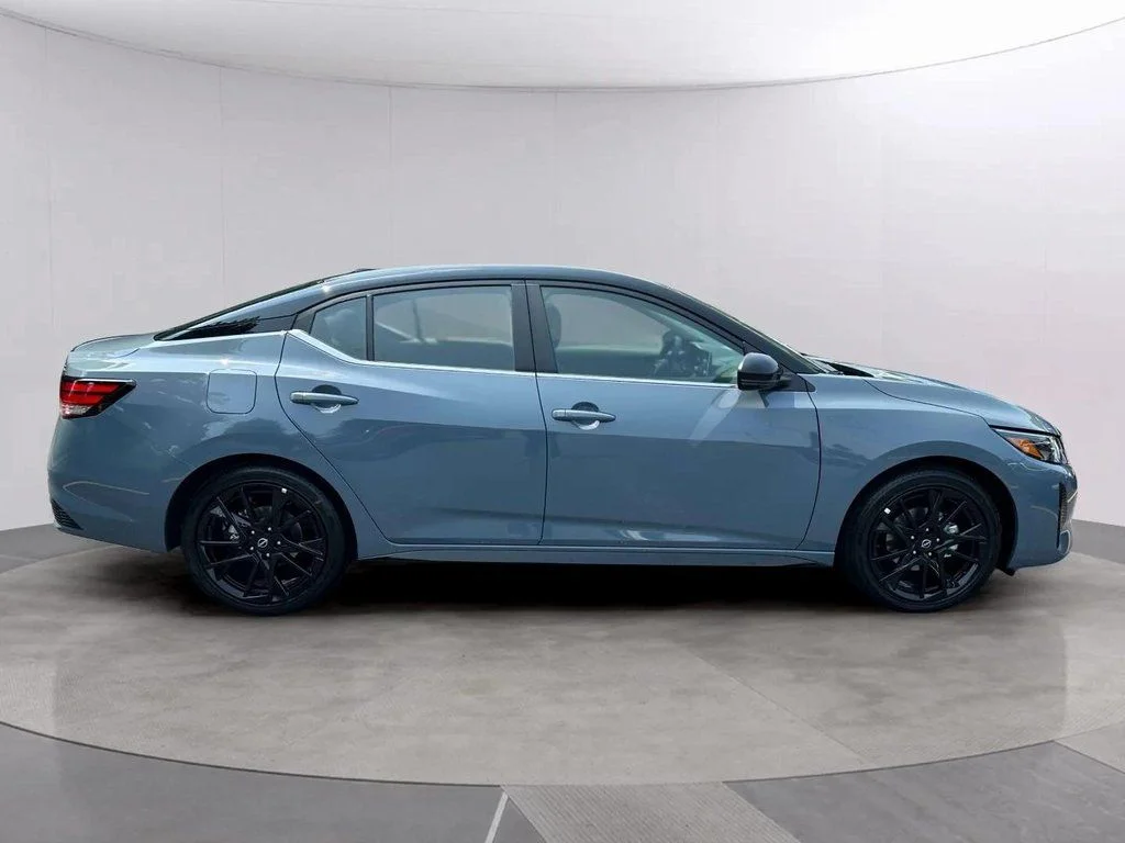 New 2025 Atlantic Gray Metallic/Super Black Nissan SR image 2