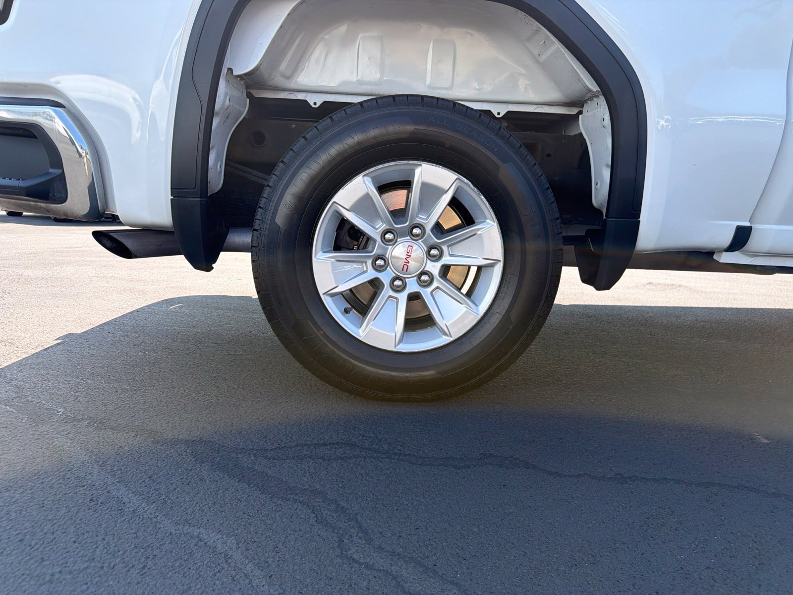 Used 2024 Summit White GMC SLE image 9