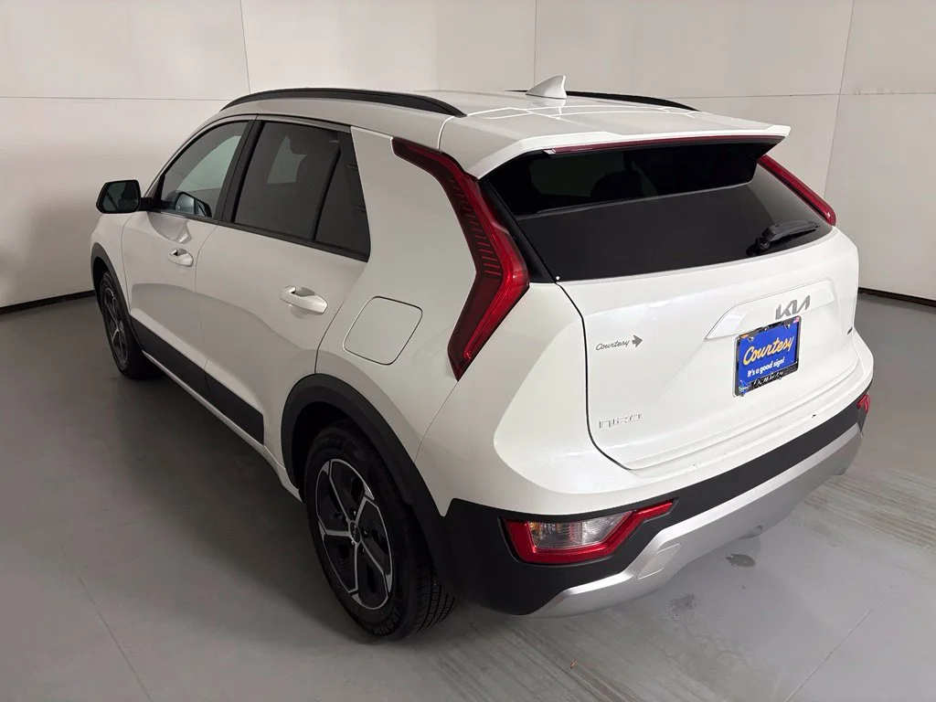 Used 2025 White Kia LX image 6