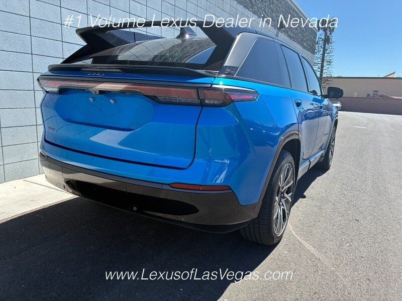 Used 2025 Blue Pearl Jeep Limited image 3
