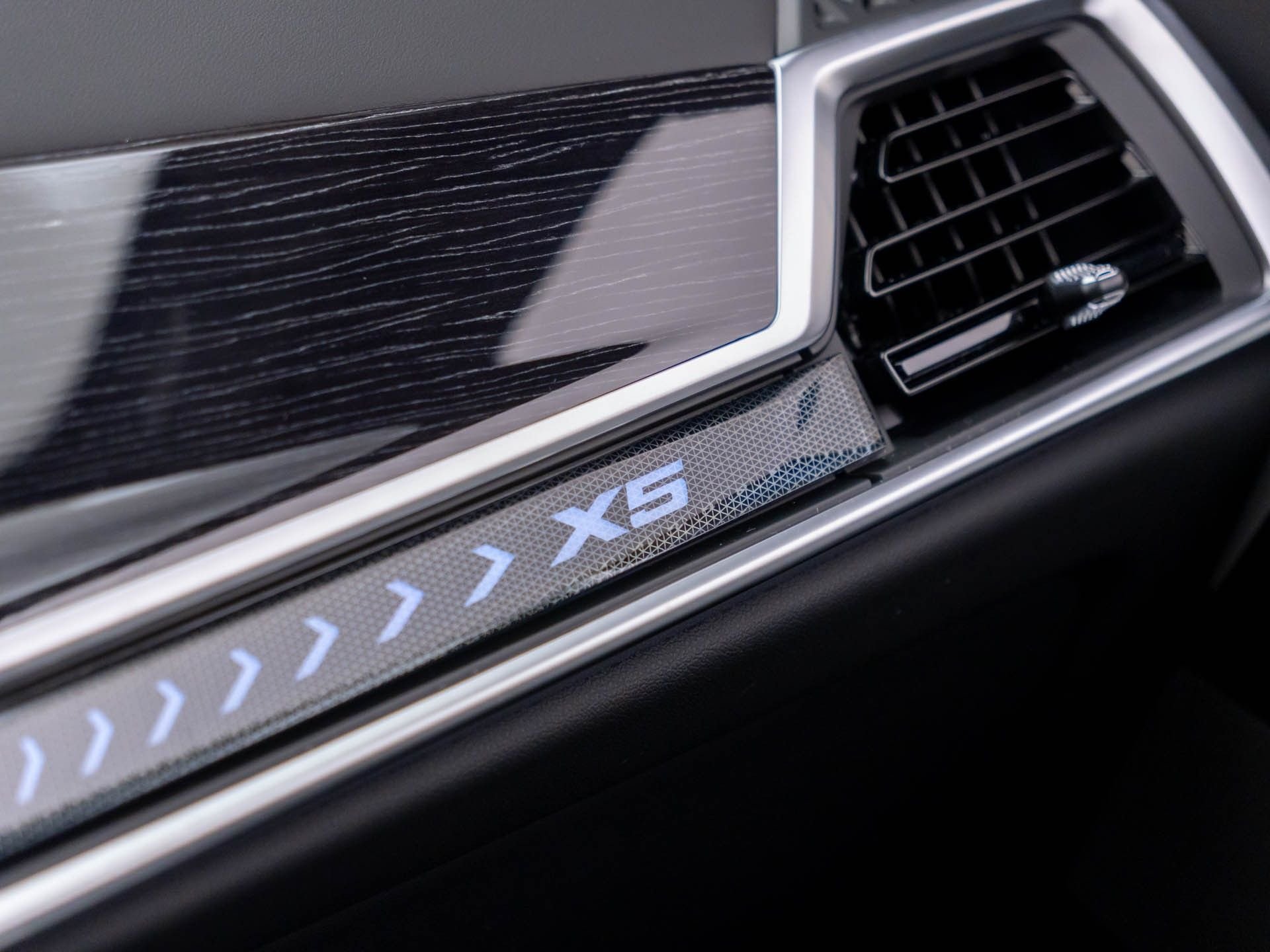 New 2026 Black Sapphire Metallic BMW xDrive50e image 31