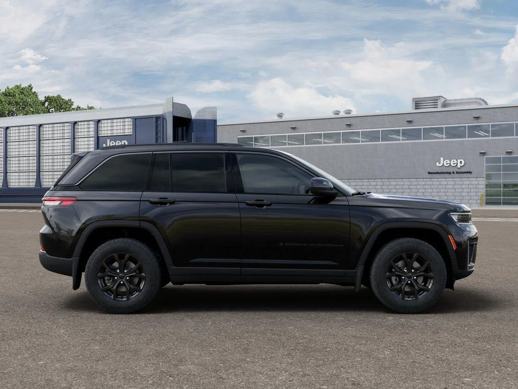 Used 2026 Diamond Black Crystal Pearlcoa Jeep Laredo image 23