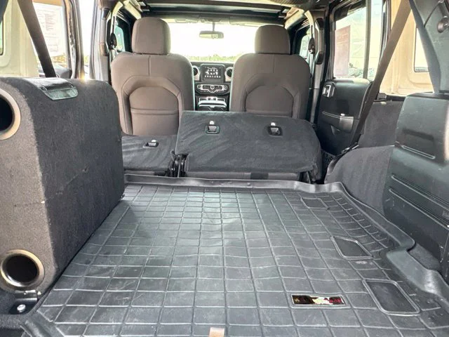 Used 2019  Jeep Sahara image 35