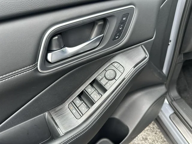 New 2026 Boulder Gray Pearl / Super Black Two-tone Nissan Platinum image 17