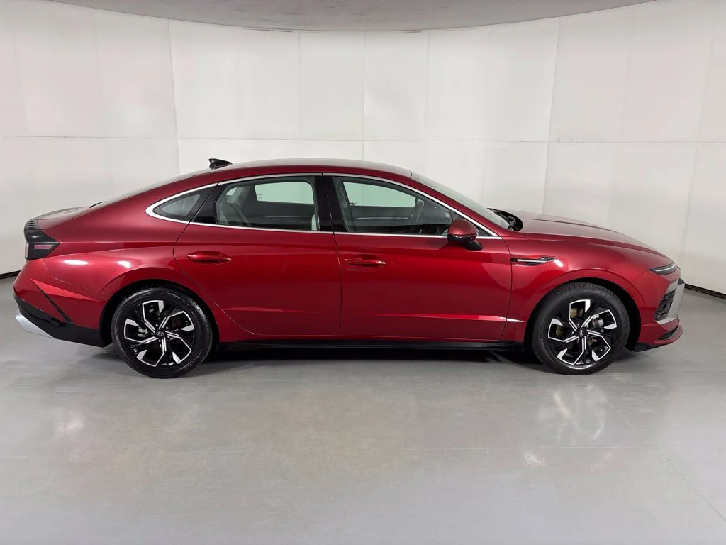 Used 2025 Red Hyundai SEL image 9