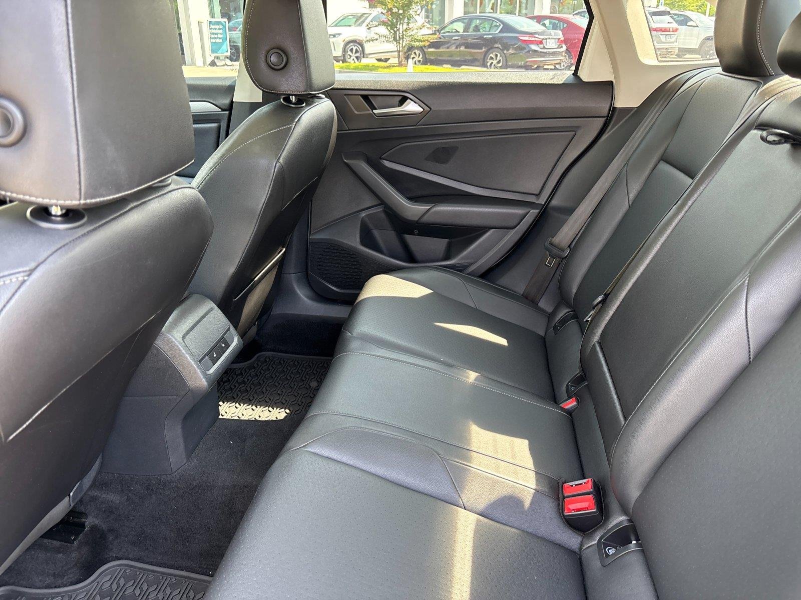 Used 2019 Pure White Volkswagen SE image 31