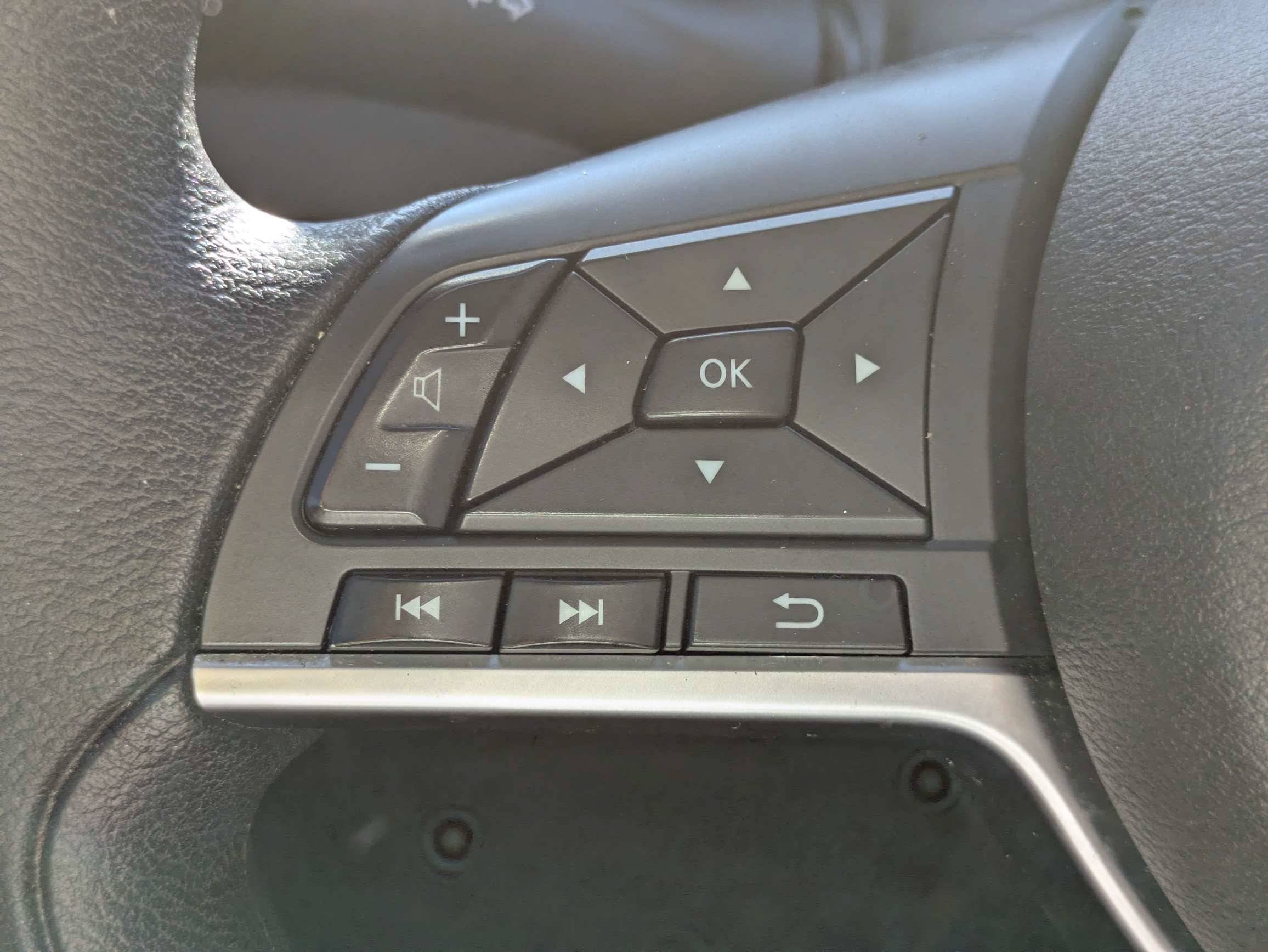 Used 2024 White Nissan SV image 19