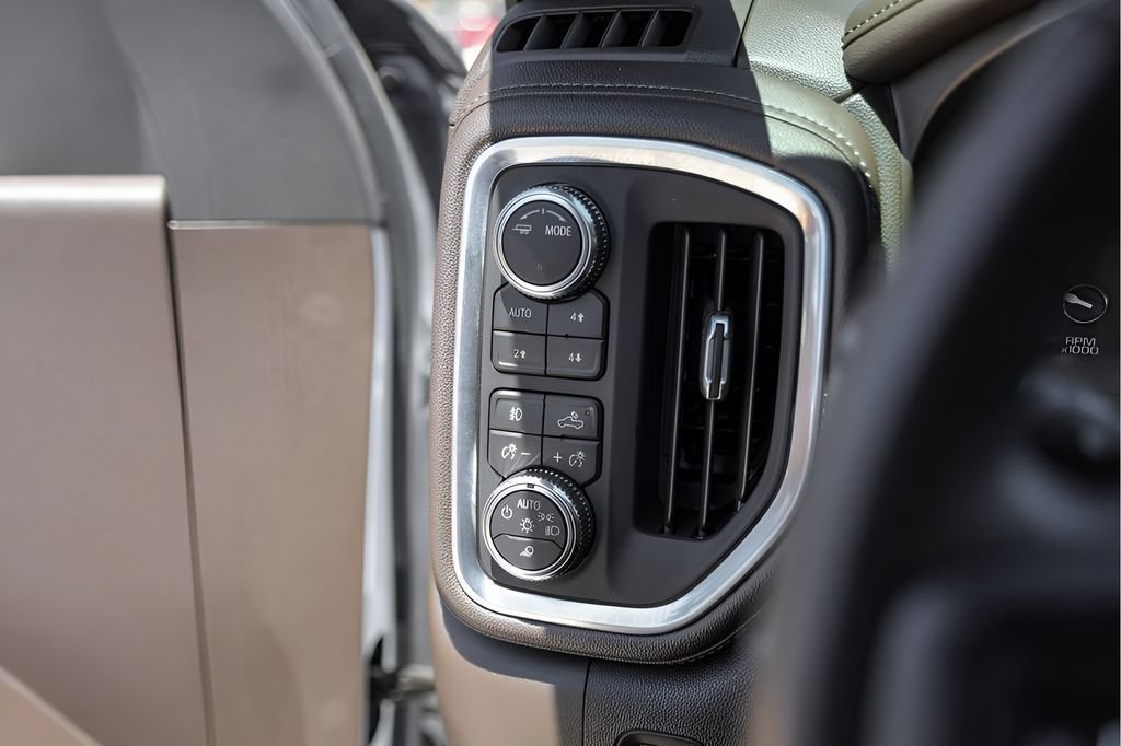 Used 2021 WHITE FROST TRICOAT GMC Denali image 18