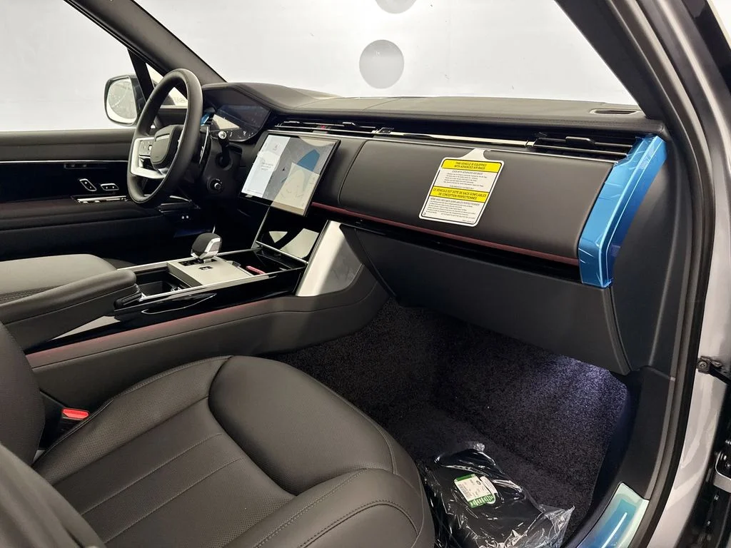 New 2026 Eiger Grey Land Rover SE image 30