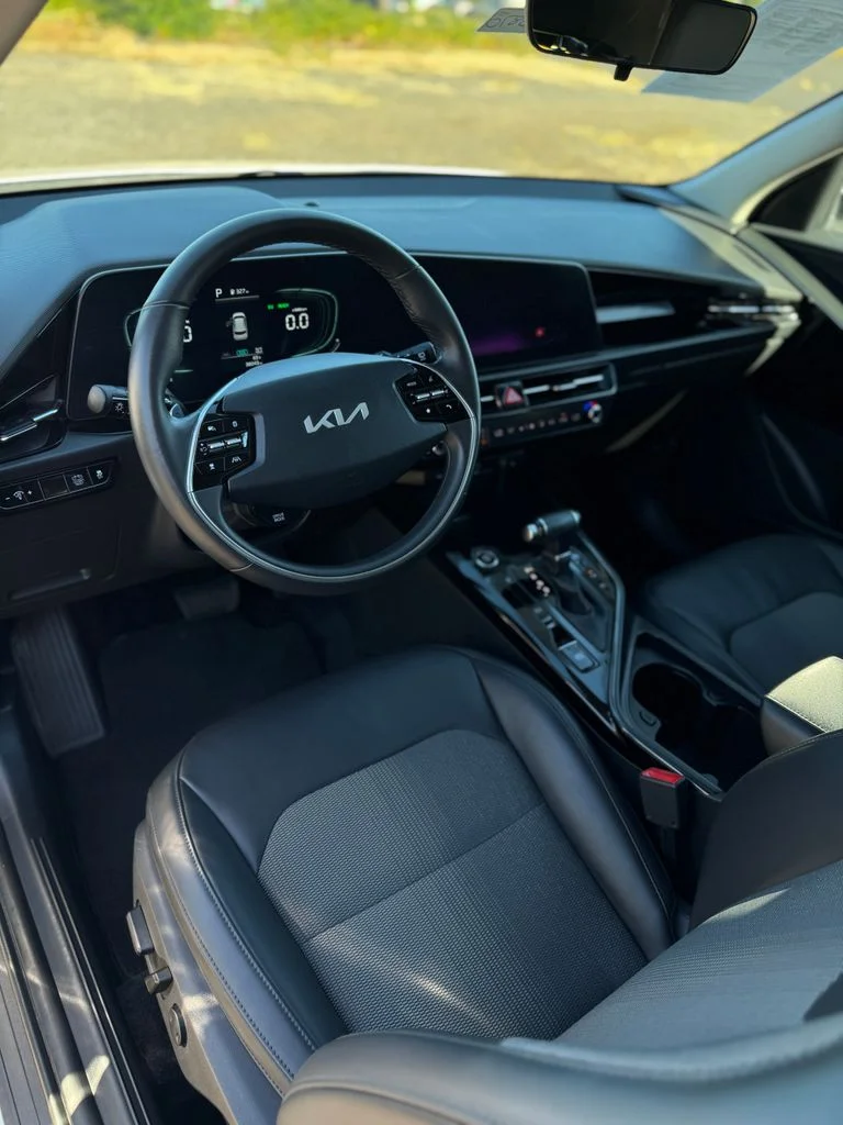 Used 2023 White Kia EX image 27