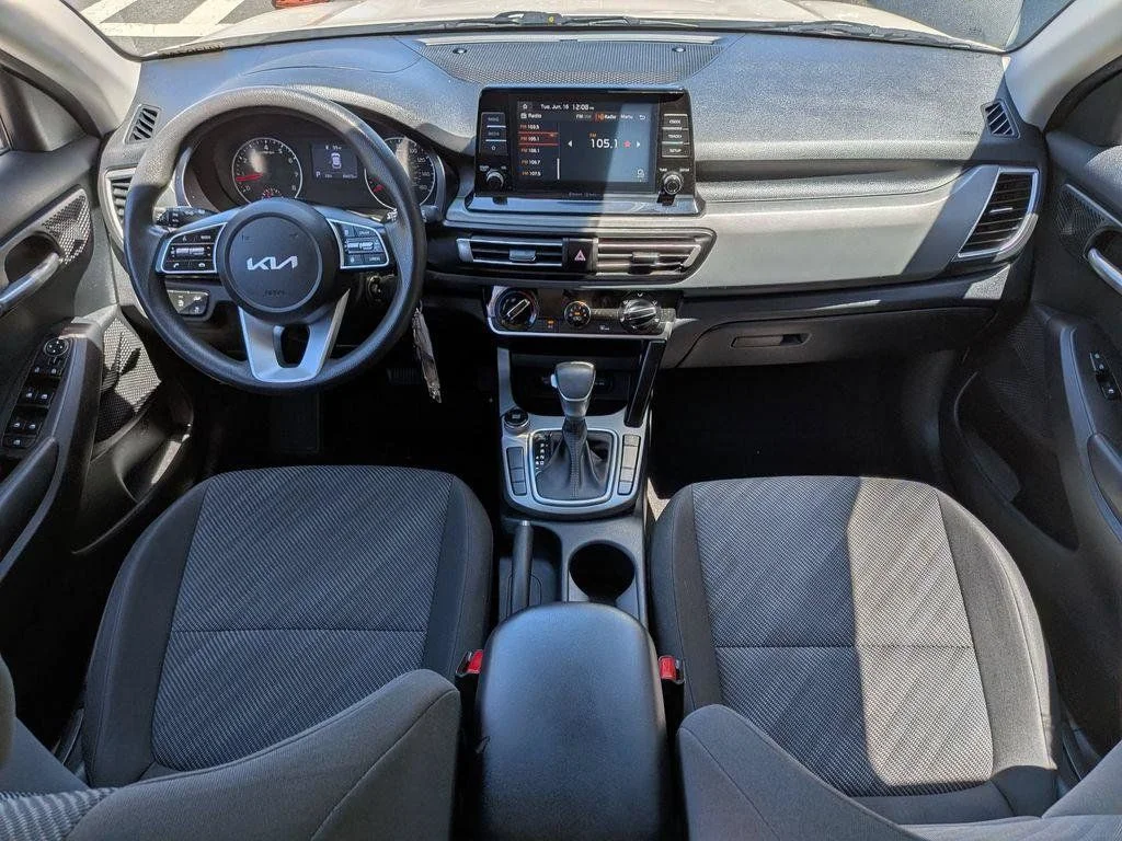 Used 2022 White Kia LX image 19