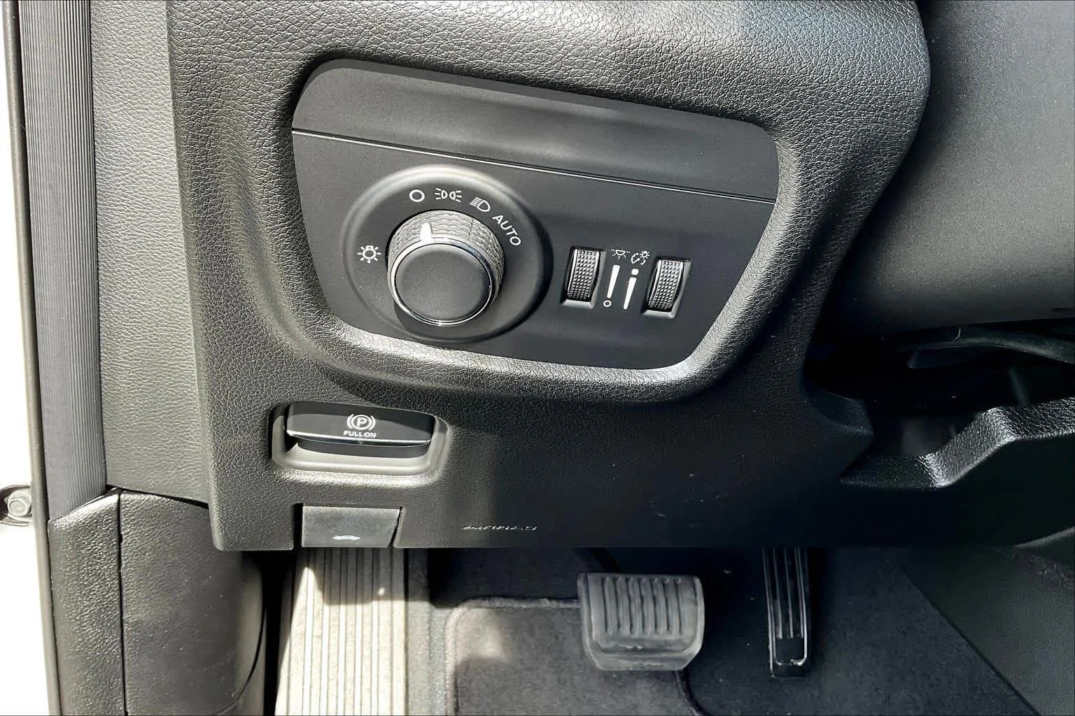 New 2026 Bright White Clear-Coat Exterior Paint Jeep Laredo Altitude image 20