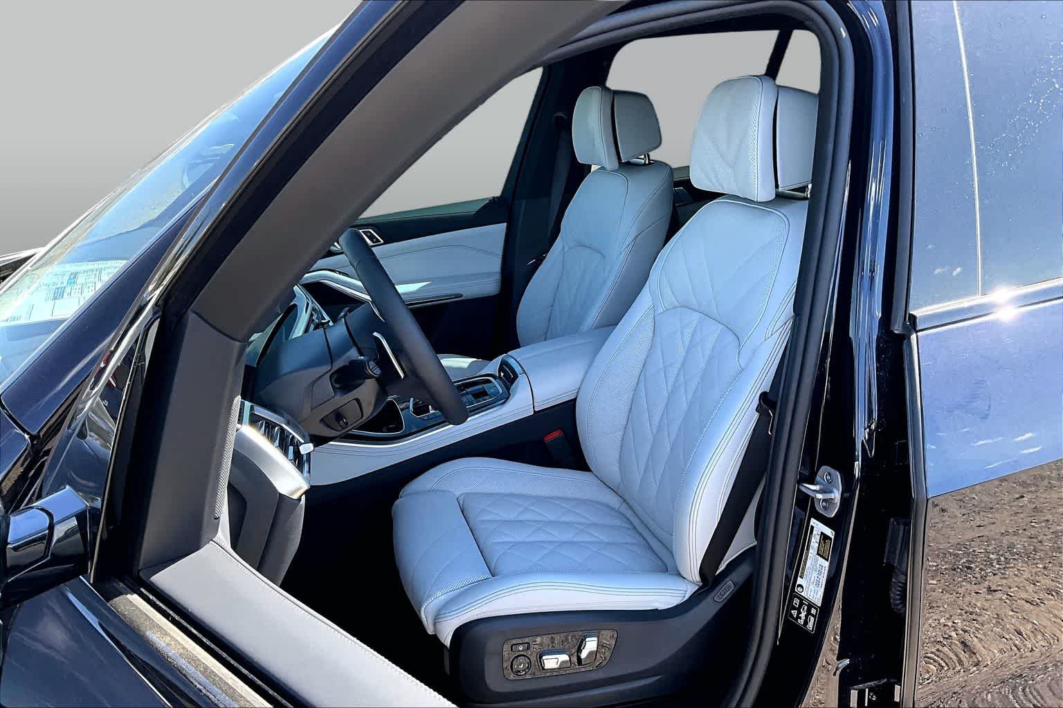 New 2026 Carbon Black Metallic BMW xDrive40i image 9