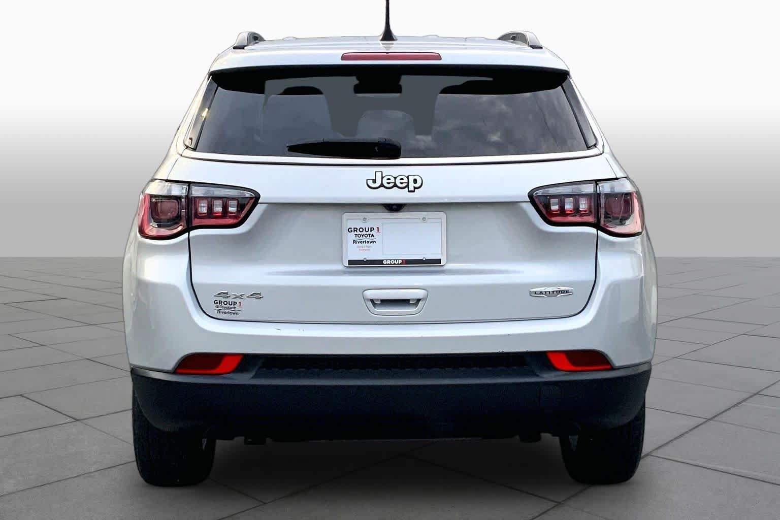 Used 2024 Silver Zynith Metallic Clearcoat Jeep Latitude image 5
