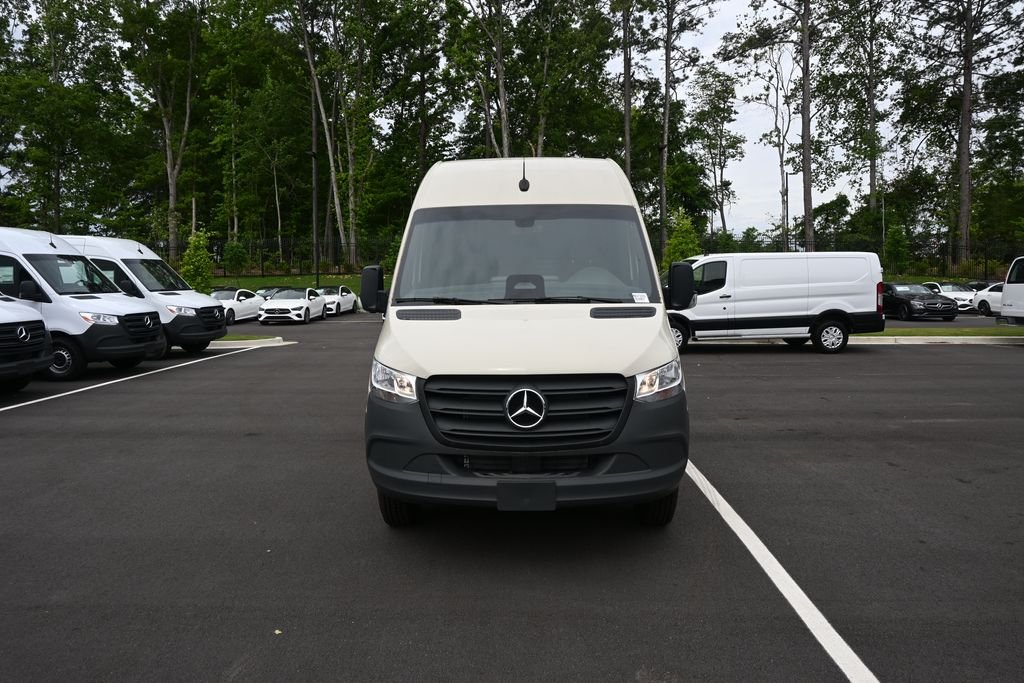 Used 2025 Pebble Gray Mercedes-Benz Cargo 170 WB image 28