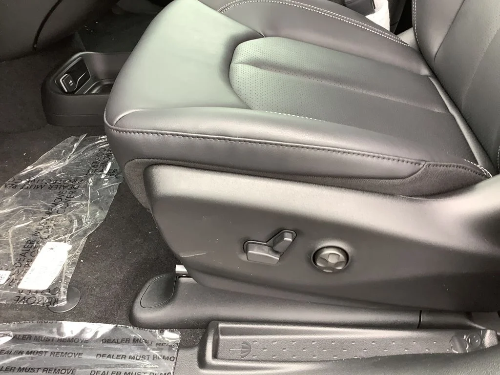 New 2026 Diamond Black Crystal Pearl-Coat Exterior Paint Chrysler Select image 14