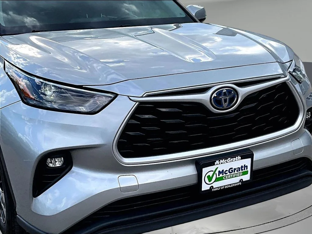Used 2022 Silver Toyota XLE image 36