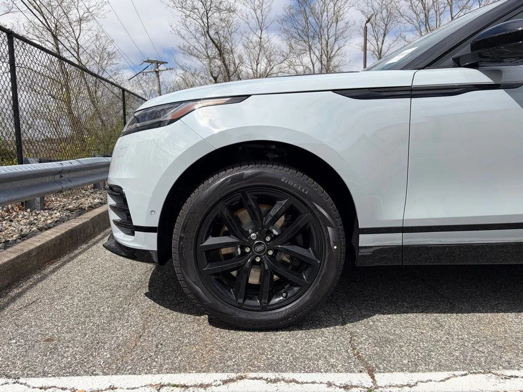 New 2026 Arroios Grey Land Rover Dynamic SE image 9