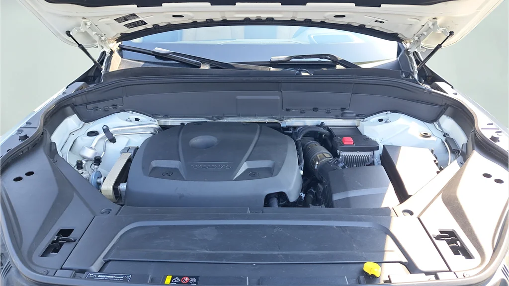 Used 2019 White Volvo T6 Momentum image 26