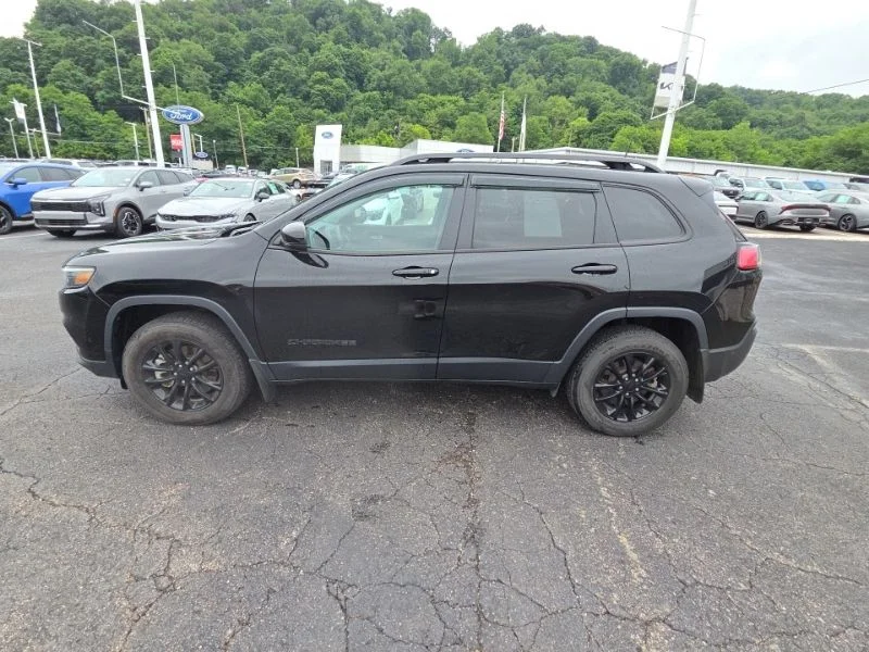 Used 2023 Black Jeep Altitude image 4