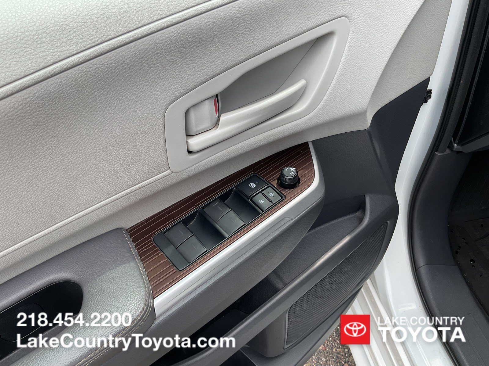 Used 2021 White Toyota LE image 22