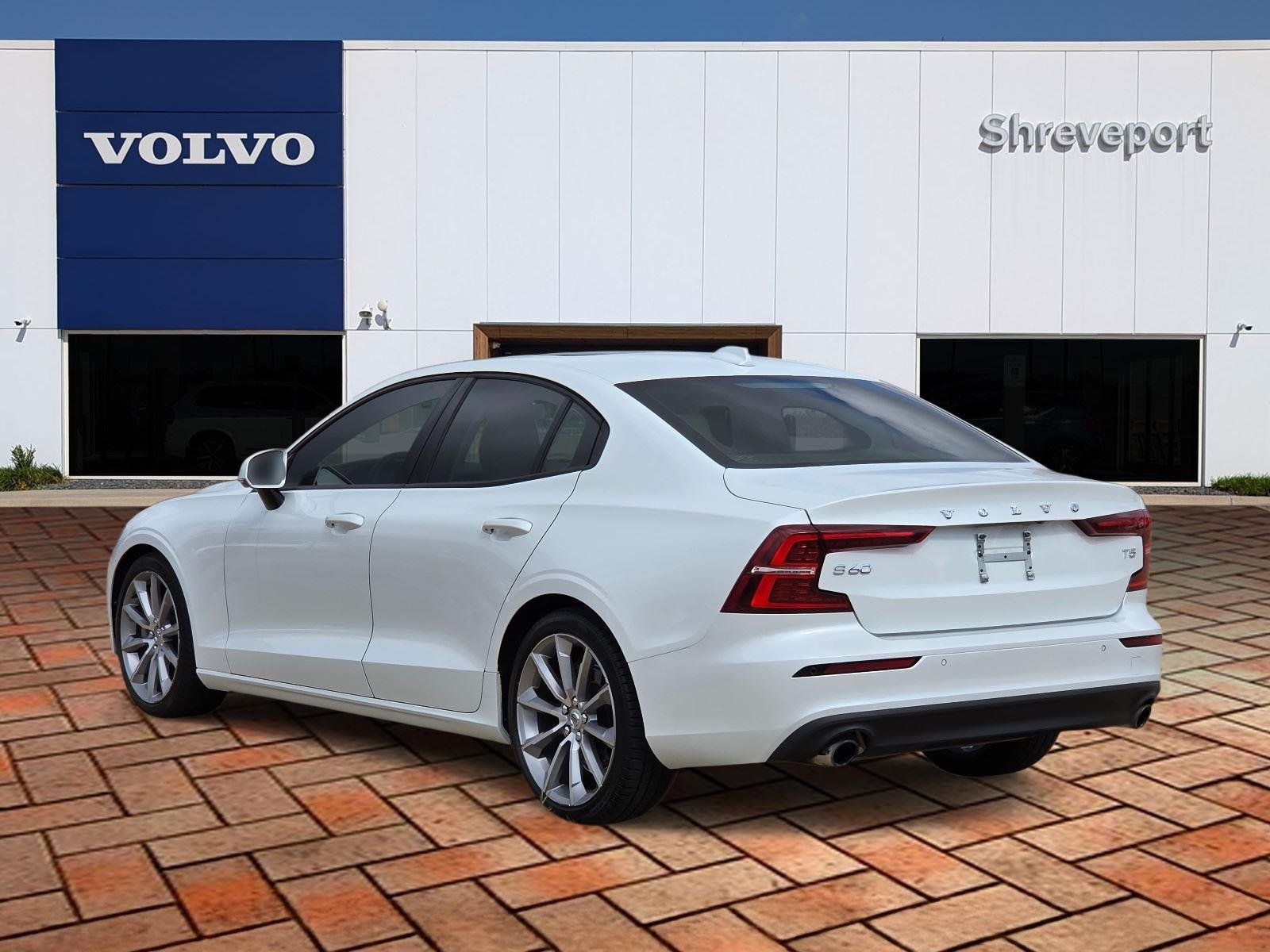 Used 2019 Crystal White Pearl Metallic Volvo Momentum image 6