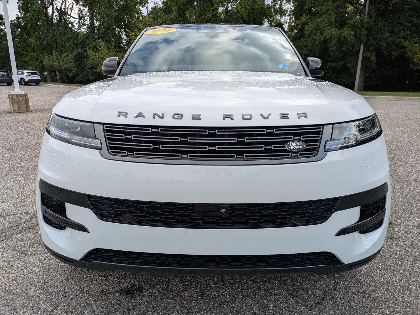 Used 2024 Fuji White Land Rover SE image 9