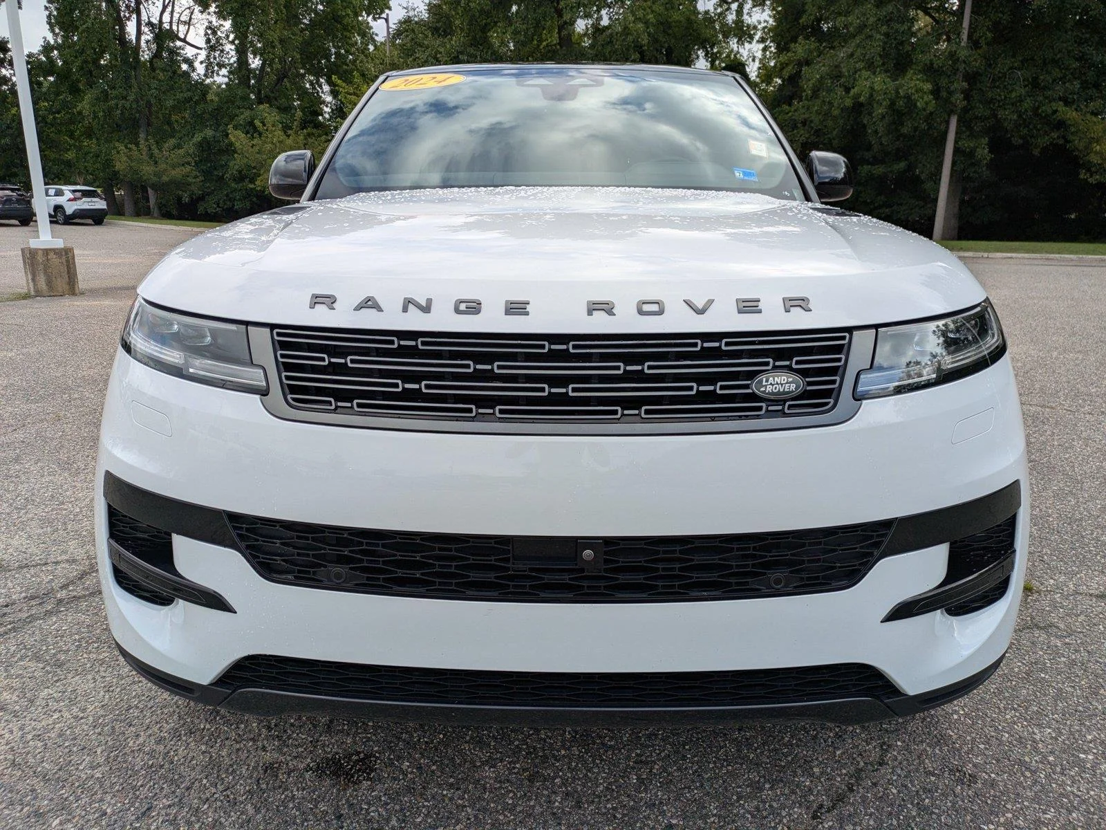 Used 2024 Fuji White Land Rover SE image 9